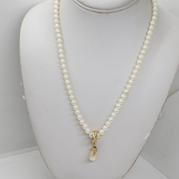 Vintage Avon‎ Faux Pearl Necklace With Drop Pendant - Picture 5 of 5